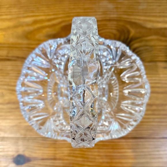 Hofbauer Byrdes Collection Crystal 11” Deep Basket with Bird Medallion - Picture 4 of 10